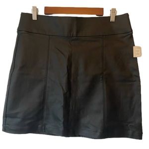 MAURICES Black Coated Faux Leather Mini Skirt Size 6